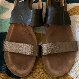 Sofft 8.5 Black and gold leather platform wedges.